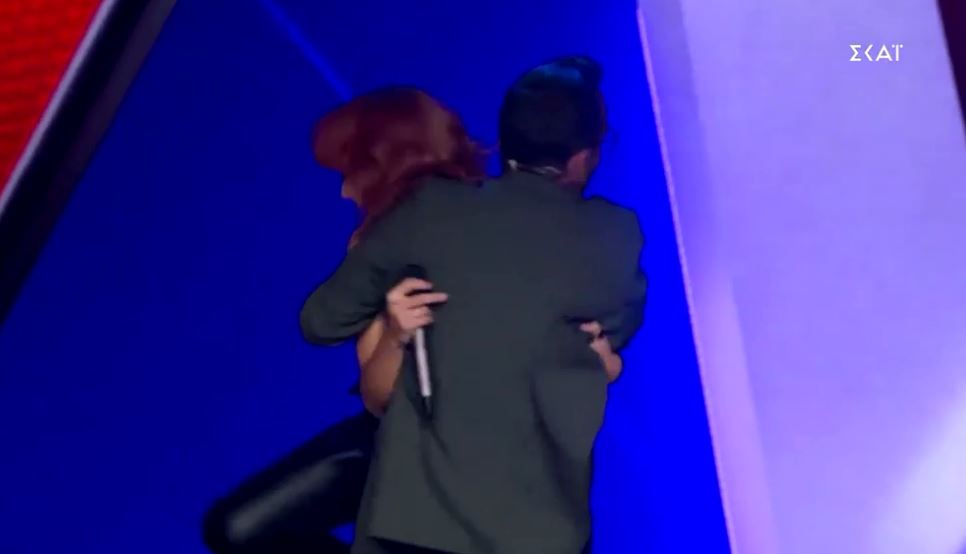 The Voice: Ο Πάνος Μουζουράκης άρπαξε διαγωνιζόμενη και έφυγε από τη σκηνή – ΒΙΝΤΕΟ