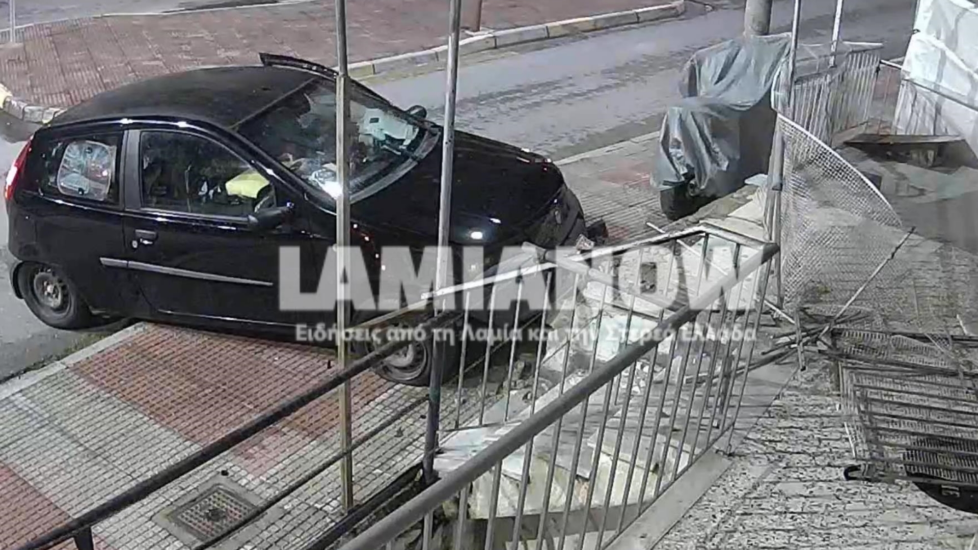 Σοκαριστικό τροχαίο στη Λαμία: Αυτοκίνητο καρφώθηκε σε καγκελόπορτα – ΒΙΝΤΕΟ