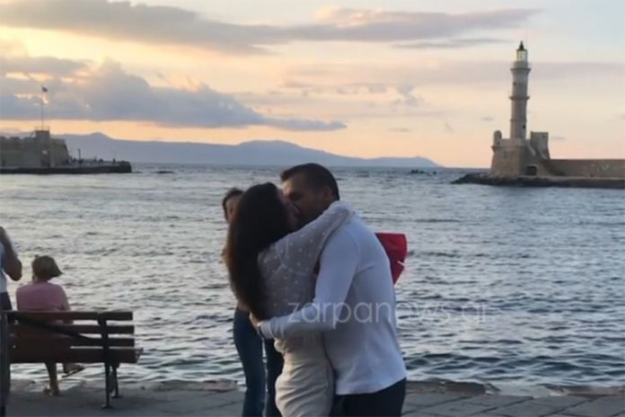 Χανιά: Μαγευτική πρόταση γάμου με θέα τον Φάρο στο Ενετικό Λιμάνι