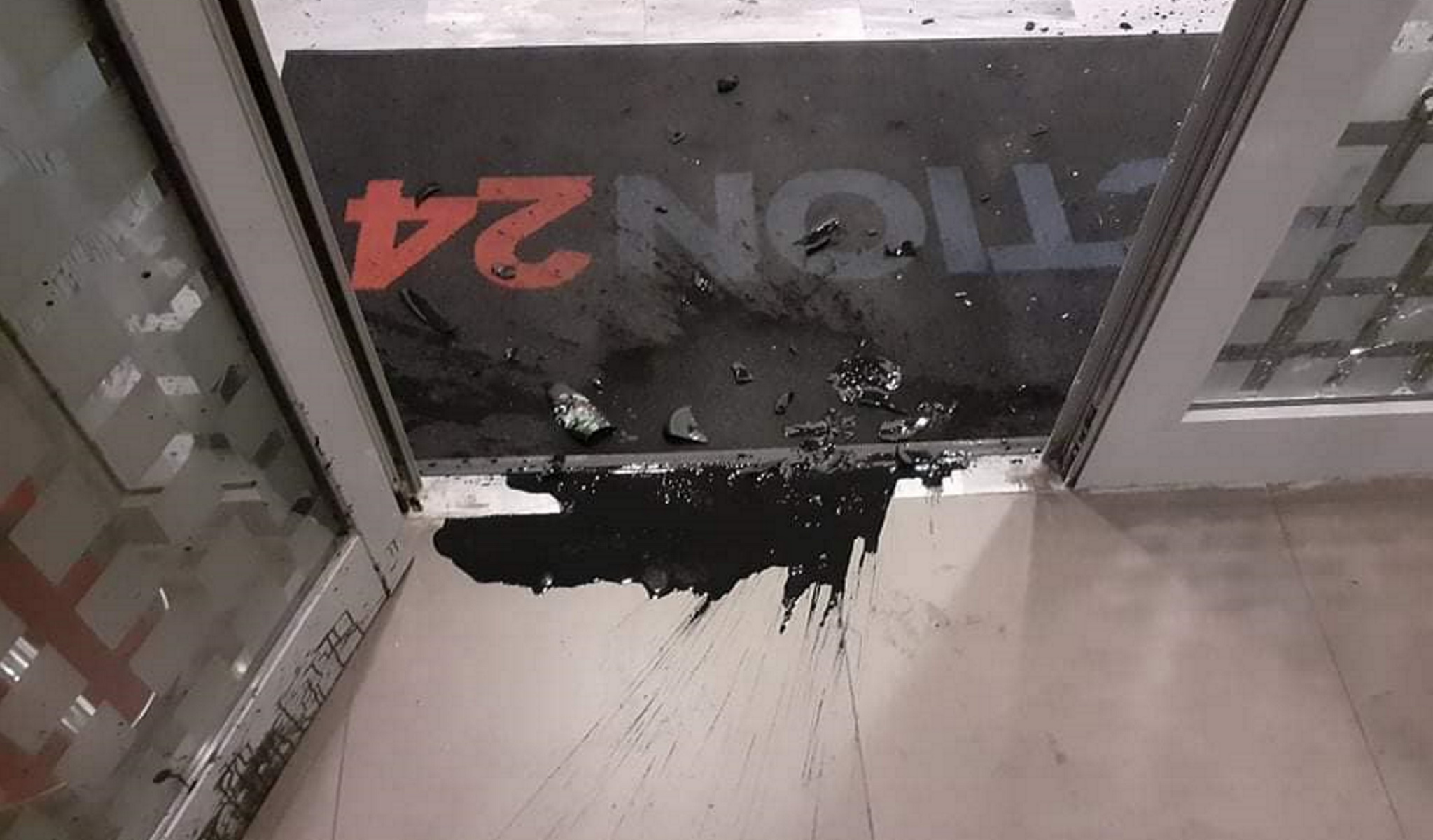 Επίθεση με πέτρες στο Action 24: Είναι η τρίτη φορά μέσα σε ένα χρόνο