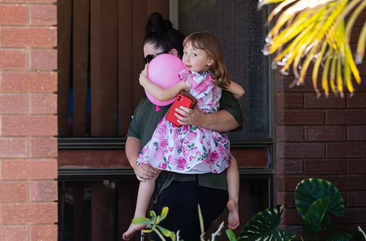Αυστραλία: Χαμογελαστή η 4χρονη Κλίο στην αγκαλιά της μητέρας της