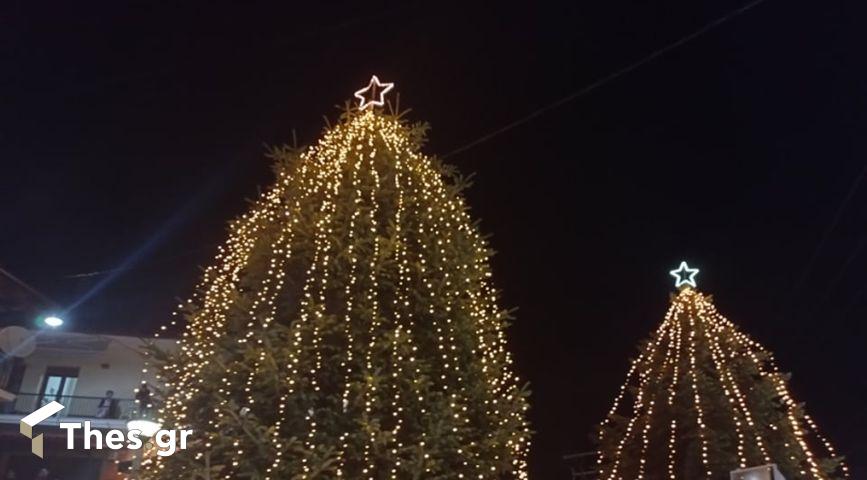 Χαλκιδική: “Αναψε” το πρώτο χριστουγεννιάτικο δέντρο στην Ελλάδα