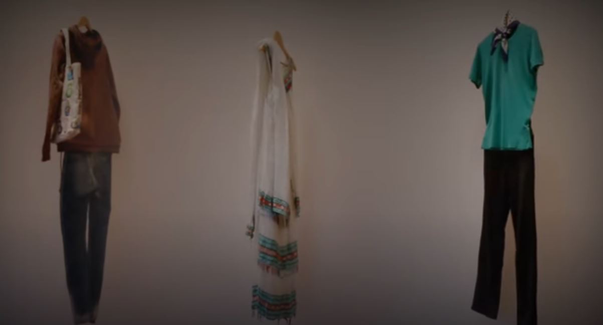 “She’s gone”: Ρούχα της Ελένης Τοπαλούδη σε έκθεση για τις γυναικοκτονίες