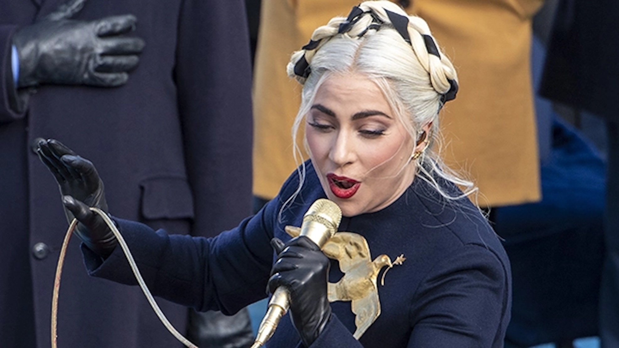 Η Lady Gaga απoκάλυψε ότι φορούσε θωρακισμένο φόρεμα στην ορκομωσία του Joe Biden