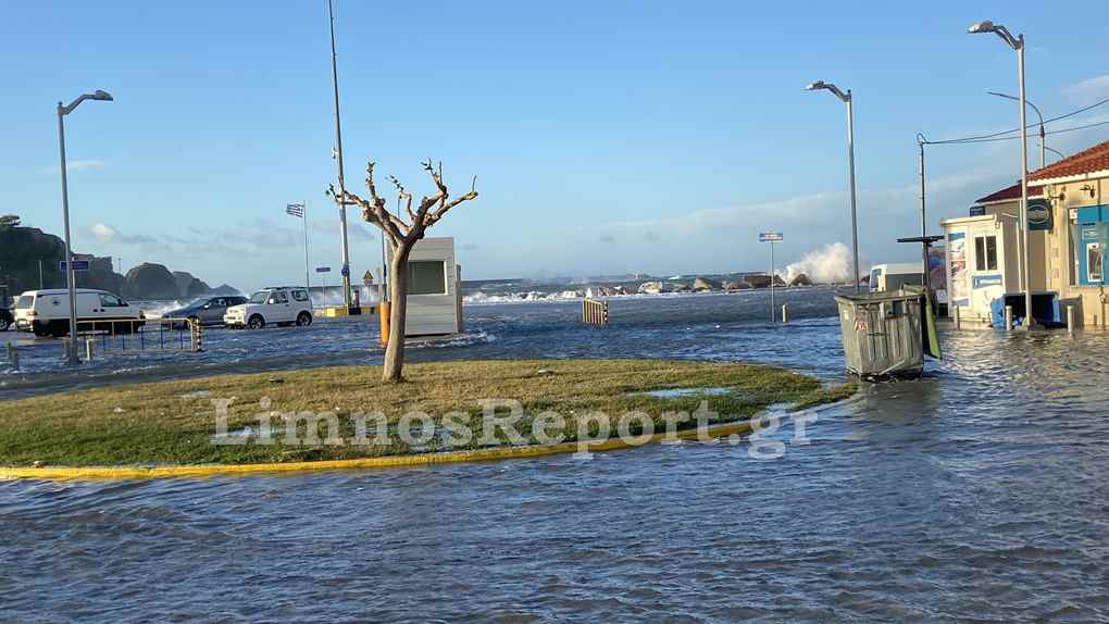 Η θάλασσα και ο δρόμος έχουν γίνει ένα στη Λήμνο