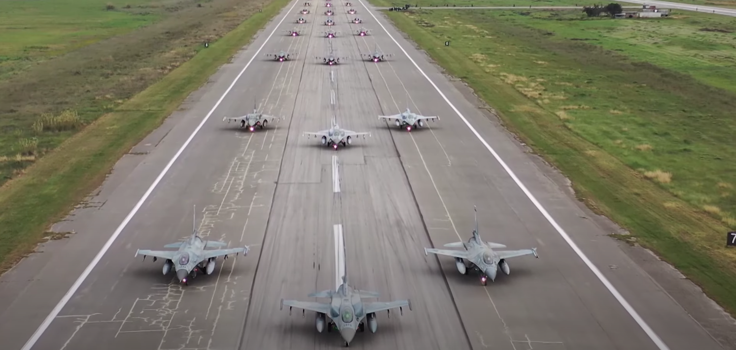 Οι Πτέρυγες Μάχης της Πολεμικής Αεροπορίας αγκαλιάζουν, με τα φτερά τους, τους Έλληνες