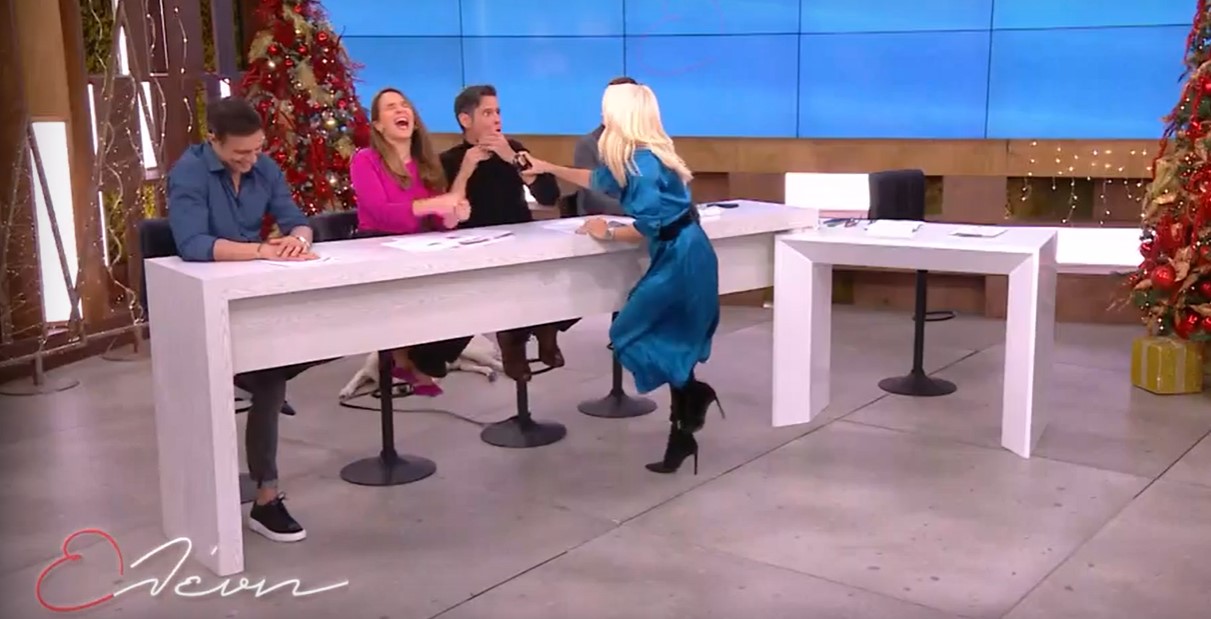 Η Ελένη Μενεγάκη τσούγγρισε τα κεφάλια της Ελιάνας Χρυσικοπούλου και του Δημήτρη Ουγγαρέζου