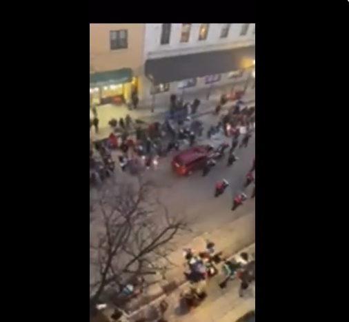 Σοκ στις ΗΠΑ: Αυτοκίνητο παρέσυρε δεκάδες άτομα σε παρέλαση – ΒΙΝΤΕΟ ντοκουμέντο