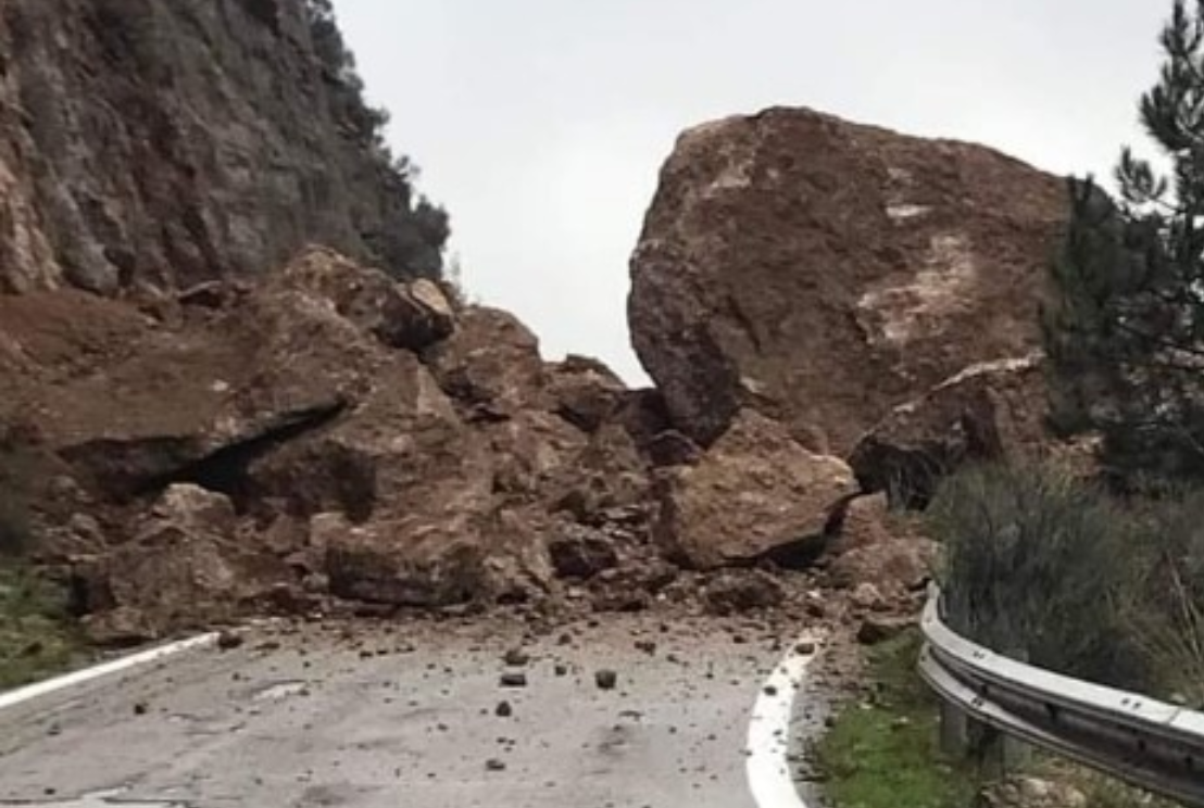 Κατολίσθηση στον επαρχιακό δρόμο Ακράτας – Ζαρούχλα