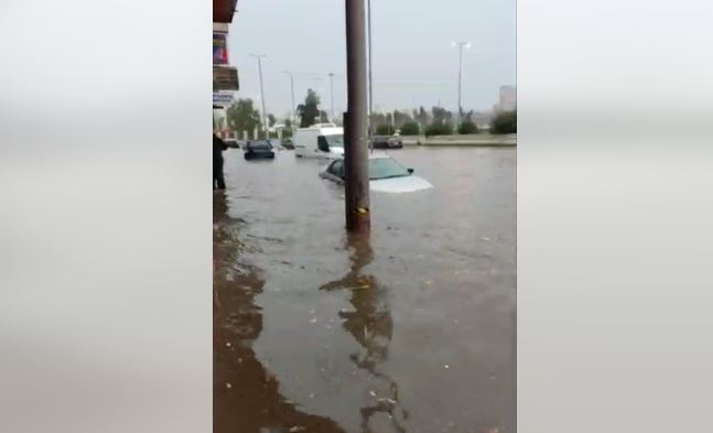 Κακοκαιρία: “Βούλιαξαν” αυτοκίνητα στο Κερατσίνι – Πλημμύρισαν καταστήματα