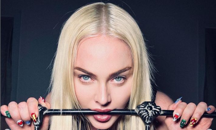 Η Μαντόνα ημίγυμνη σε προκλητικές πόζες στο Instagram