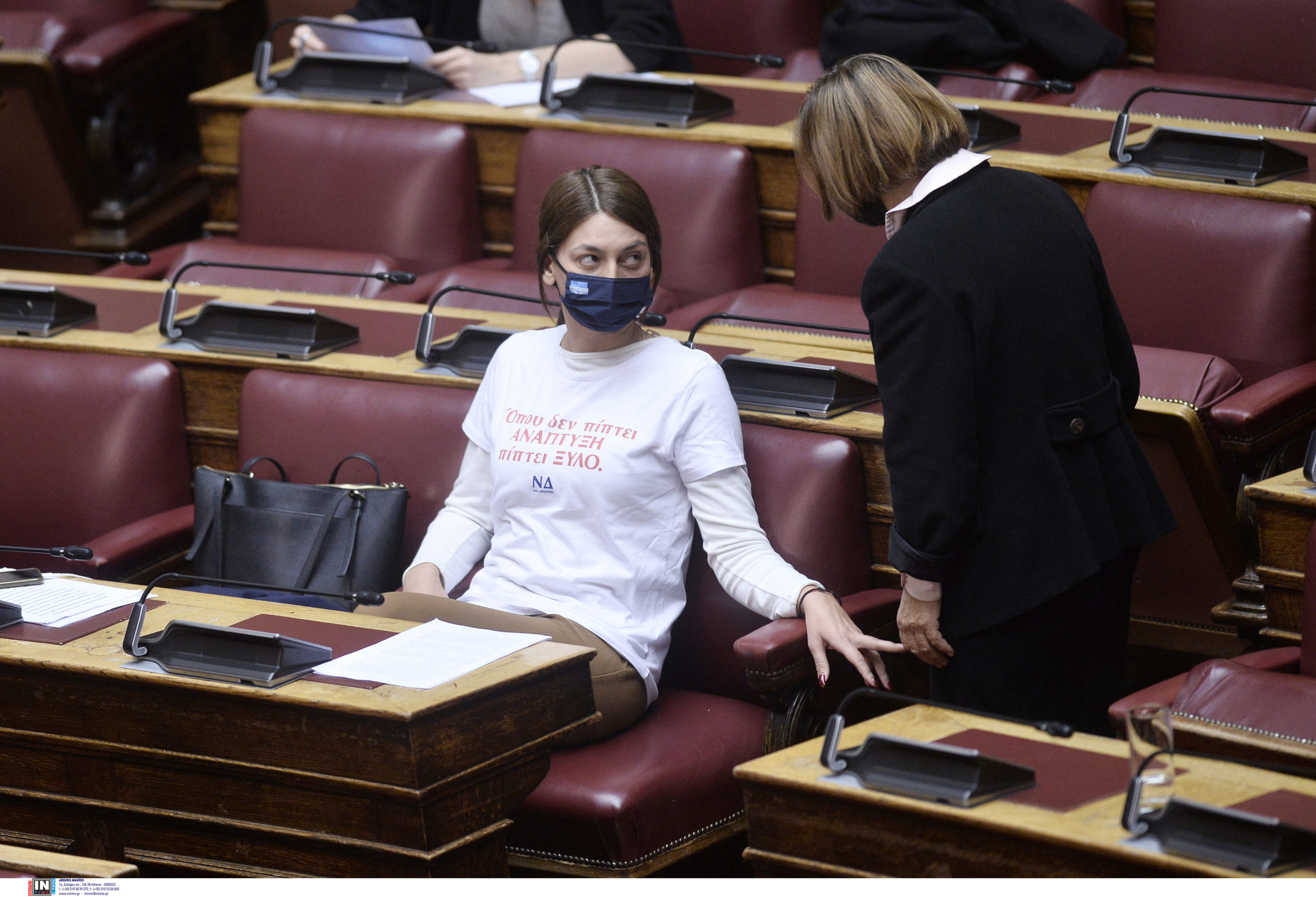 Μαρία Απατζίδη: Η βουλευτής του ΜέΡΑ25 που εμφανίστηκε στη Βουλή με μπλούζα κατά της αστυνομικής βίας