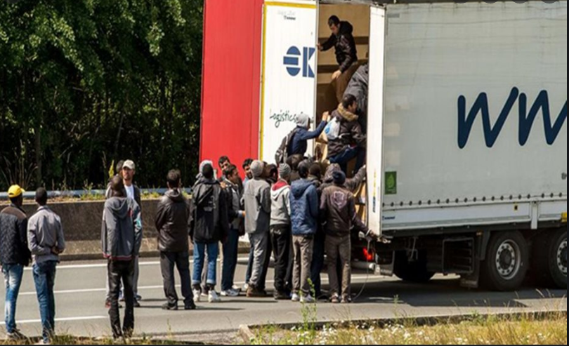 Μεξικό: Σχεδόν 600 μετανάστες βρέθηκαν στοιβαγμένοι μέσα σε δύο φορτηγά