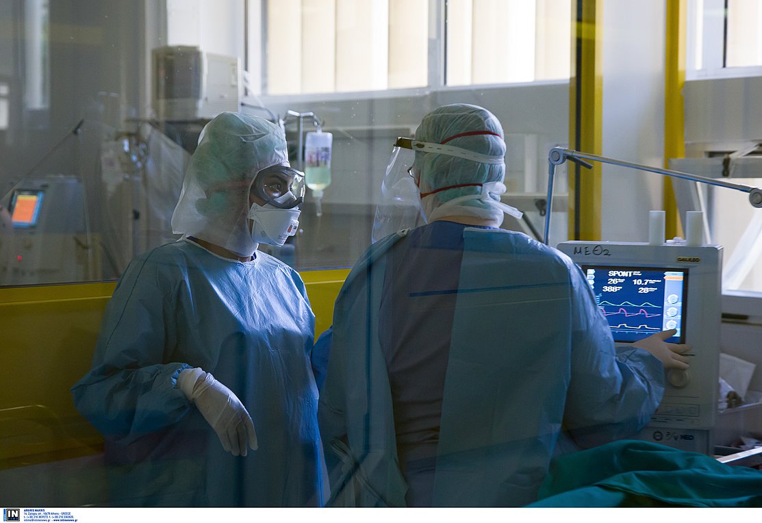 «Σαρώνει» το εκρηκτικό μείγμα κορονοϊού, γρίπης και ιώσεων – «Πρέπει να επιστρέψει η μάσκα σε όλες τις δομές υγείας»