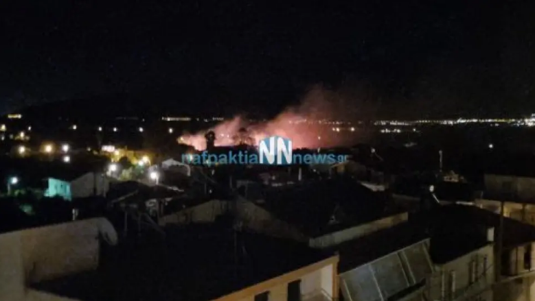 Ναύπακτος: Φωτιά κοντά σε σπίτια – Εκκενώθηκε μια οικία – ΒΙΝΤΕΟ