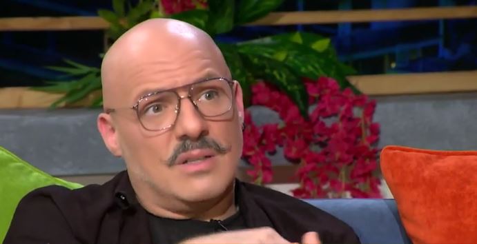 Νίκος Μουτσινάς: Το πένθος που βίωνε “στον αέρα” μετά τον θάνατο της μητέρας του