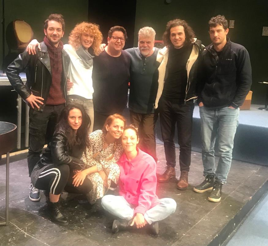 Ο Αιμιλιανός Σταματάκης ποζάρει μαζί με τους συντελεστές της παράστασης