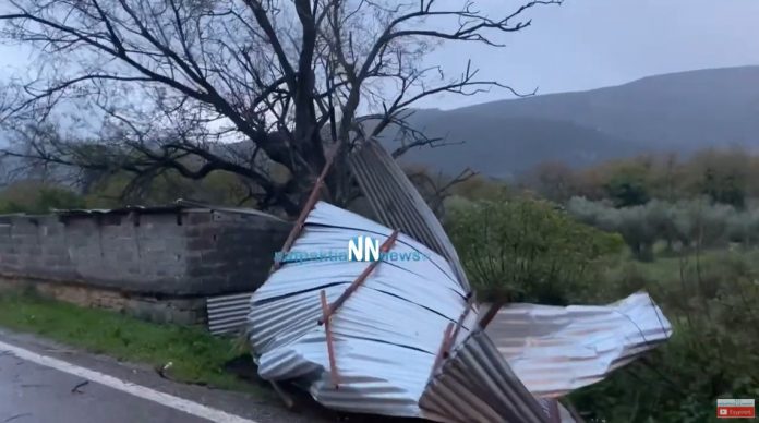Ναυπακτία: Ισχυροί άνεμοι “ξήλωσαν” σκεπή αποθήκης