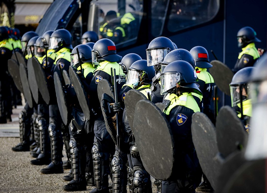 Ολλανδία σε μερικό lockdown με διαδηλώσεις και την παρέμβαση της αστυνομίας
