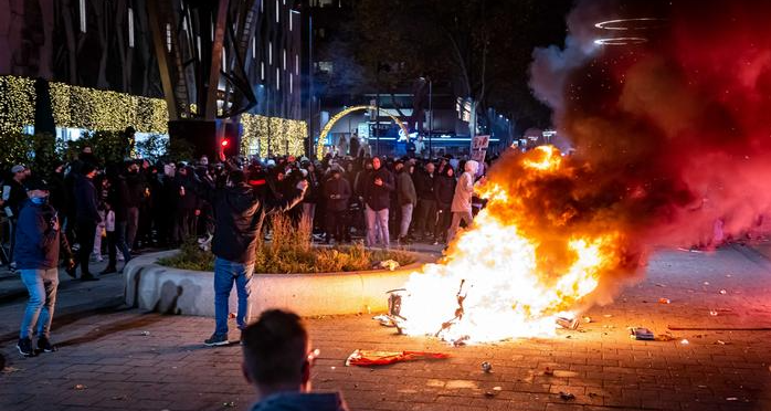 Κορονοϊός: Βίαια επεισόδια στην Ολλανδία για τα νέα μέτρα – Επτά τραυματίες και 20 συλλήψεις