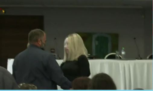 Ιωάννα Παλιοσπύρου: Η αγκαλιά στον πατέρα της Γαρυφαλλιάς – “Ράγισαν” καρδιές τα λόγια της μητέρας της 26χρονης