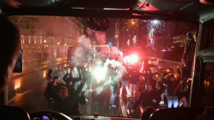 Ολυμπιακός-Παναθηναϊκός: Αποθέωση για τους “Πράσινους” στη Βουλή και το ΟΑΚΑ- ΦΩΤΟ