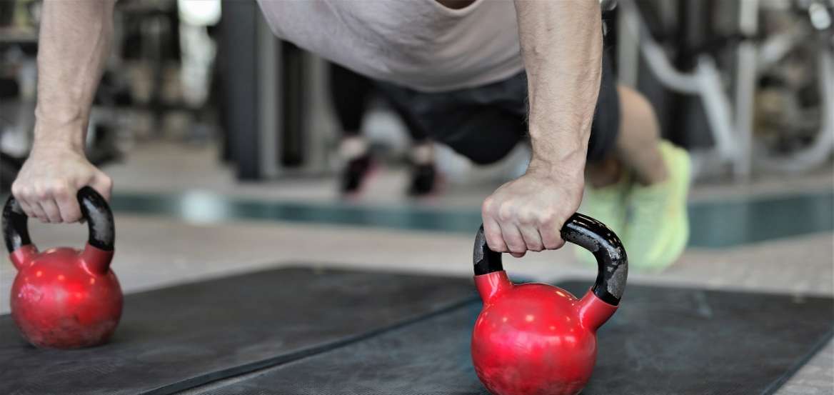 Τα νέα μέτρα έφεραν παράνομα “γυμναστήρια” σε ταράτσες και αποθήκες
