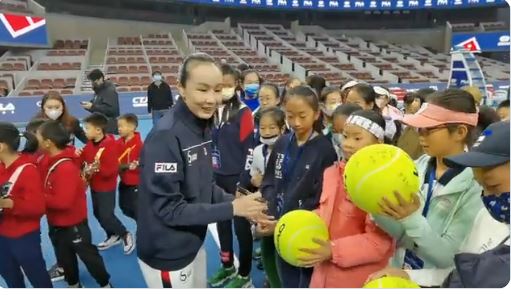 Εξελίξεις στο θρίλερ με την Πενγκ Σουάι – Τα βίντεο που προκαλούν ερωτήματα