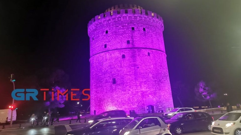 Θεσσαλονίκη: Φωταγωγήθηκε μωβ ο Λευκός Πύργος για τα πρόωρα νεογνά