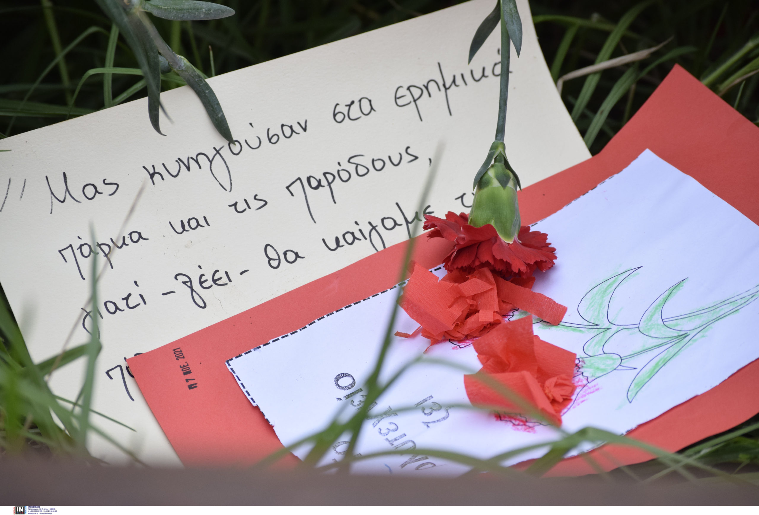 Πολυτεχνείο: Παιδιά αφήνουν ζωγραφιές και λουλούδια στην πύλη