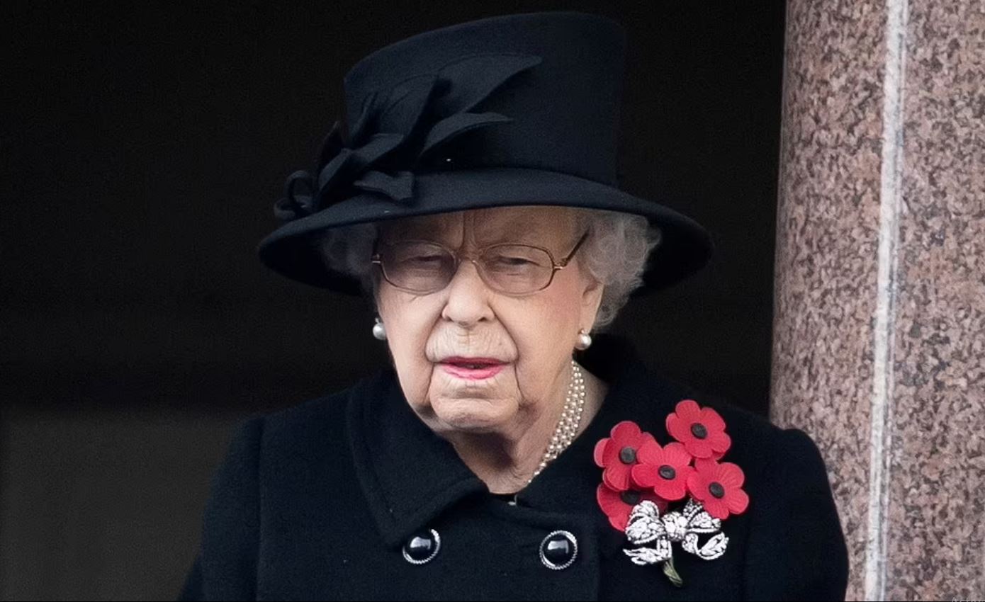 Γιατί είναι ενοχλημένη η βασίλισσα Ελισάβετ – Τι αποκαλύπτει νέα βιογραφία για τη βασιλική οικογένεια