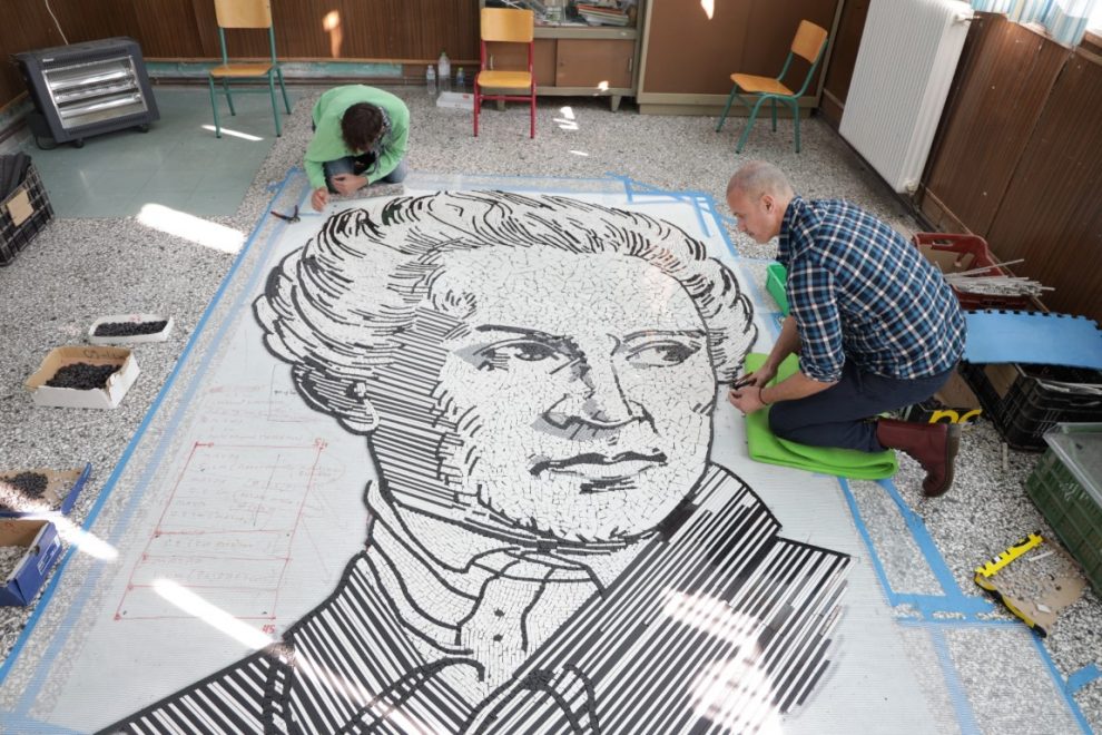 Τρίκαλα: Ψηφιδωτό για τον εθνικό μας ποιητή Διονύσιο Σολωμό – ΦΩΤΟ