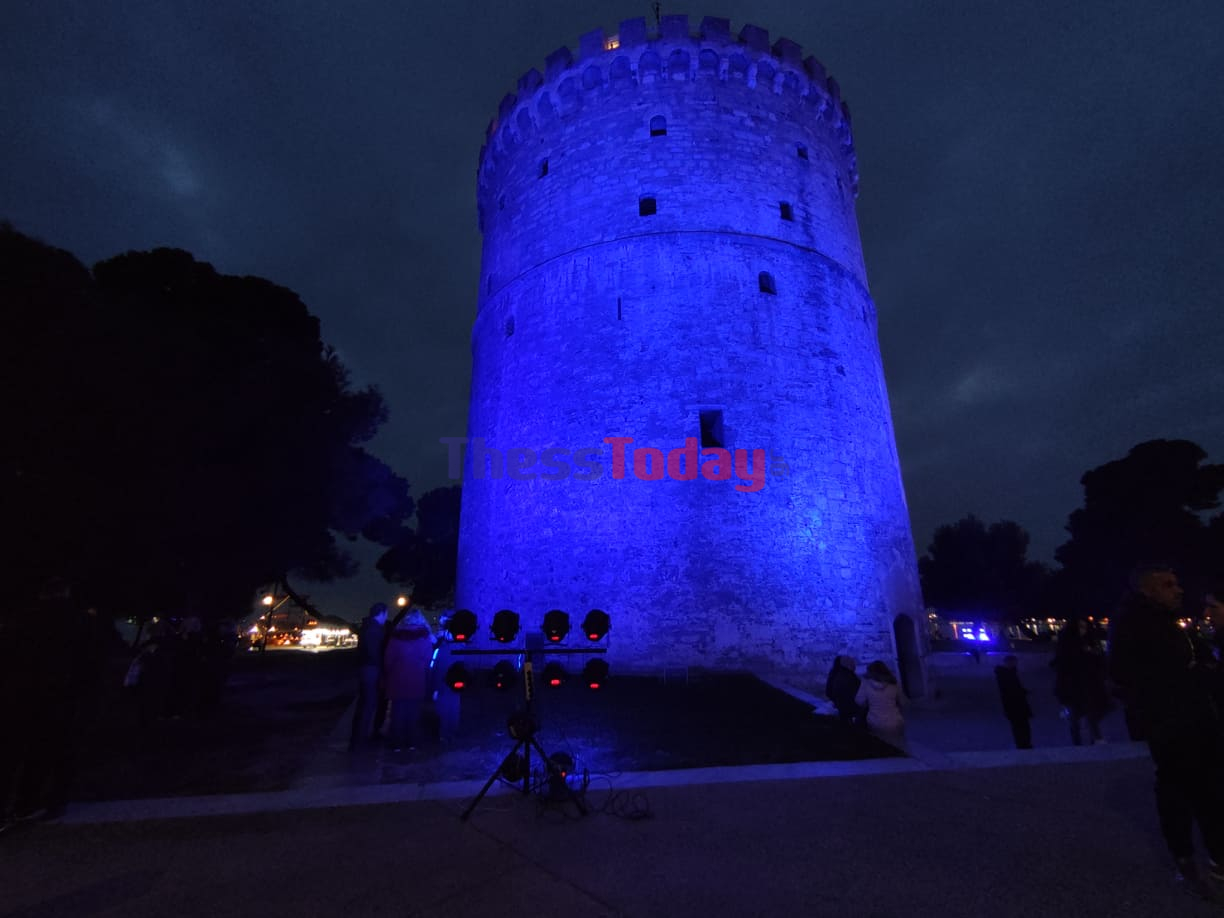 Στα μπλε φωταγωγήθηκε ο Λευκός Πύργος στη Θεσσαλονίκη