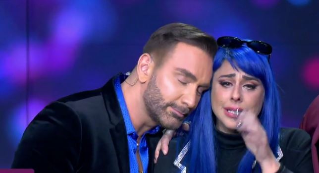 J2US: Γιατί η Super Κική “λύγισε” πάνω στη σκηνή