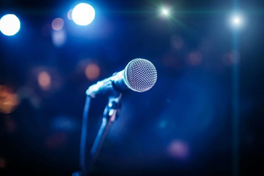 Γνωστός τραγουδιστής αποκαλύπτει: “Μου έχουν πετάξει στην πίστα εσώρουχο”