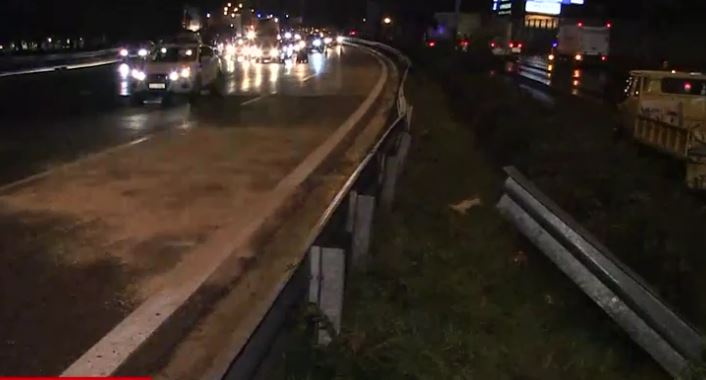 Τροχαίο στον Κηφισό: Ανετράπη νταλίκα στην Αθηνών-Λαμίας – Απεγκλωβίστηκε ο οδηγός