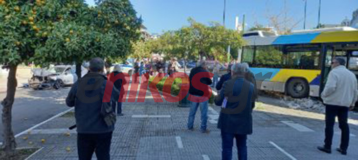 Τροχαίο στη Γλυφάδα – Λεωφορείο κατέληξε στο προαύλιο του παλιού δημαρχείου