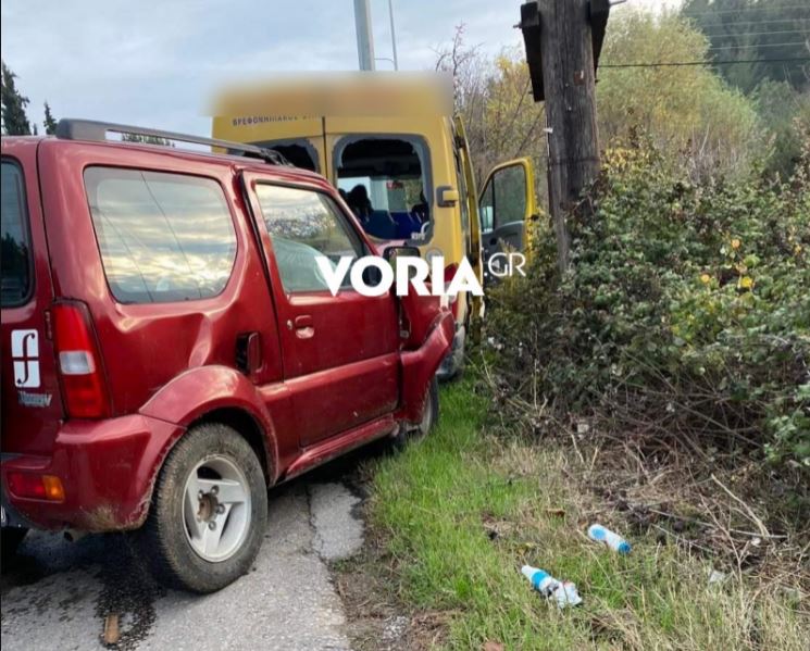 Τροχαίο με σχολικό στη Θεσσαλονίκη: Γιατρός περνούσε τυχαία και πρόσφερε βοήθεια στους μαθητές