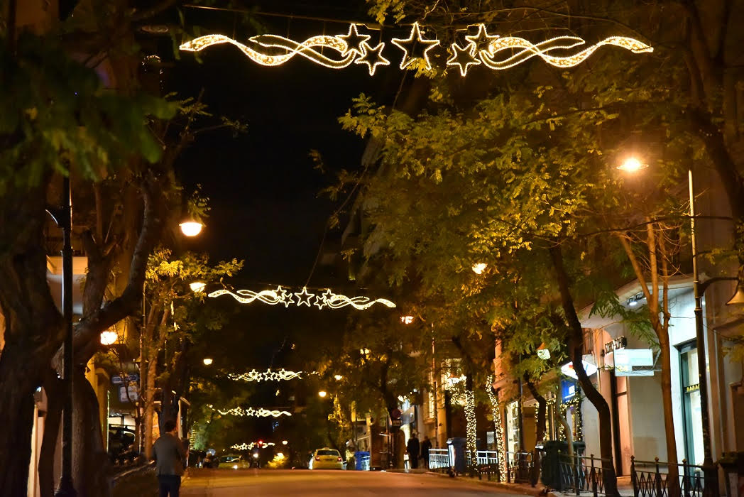 Το Λαϊκό Λαχείο έφερε τη λάμψη των Χριστουγέννων στην Π. Ιωακείμ – Δείτε τον εορταστικό φωτισμό στην κεντρική οδό του Κολωνακίου