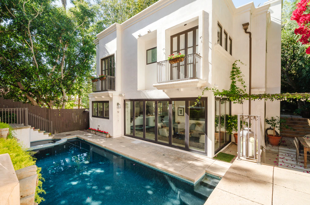 Restart για διάσημη τραγουδίστρια – Μετά τον χωρισμό πούλησε και το σπίτι της