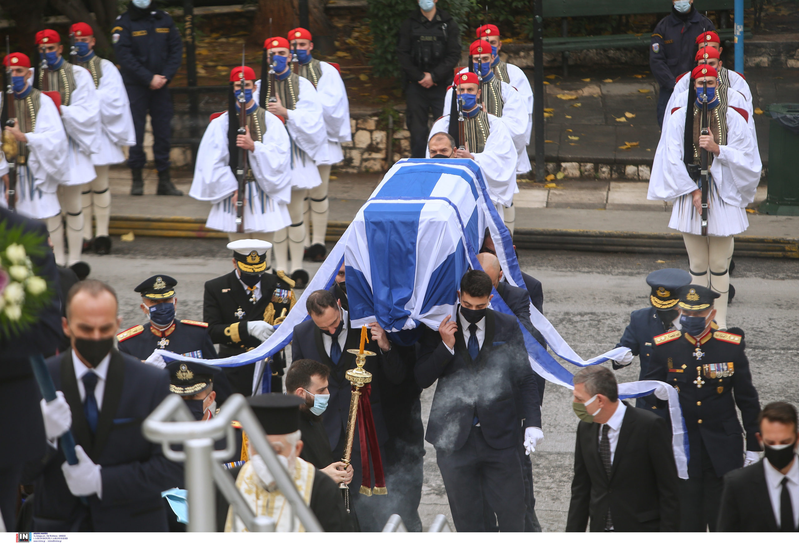 Κάρολος Παπούλιας: Συγκίνηση στο τελευταίο “αντίο” στον πρώην Πρόεδρο της Δημοκρατίας