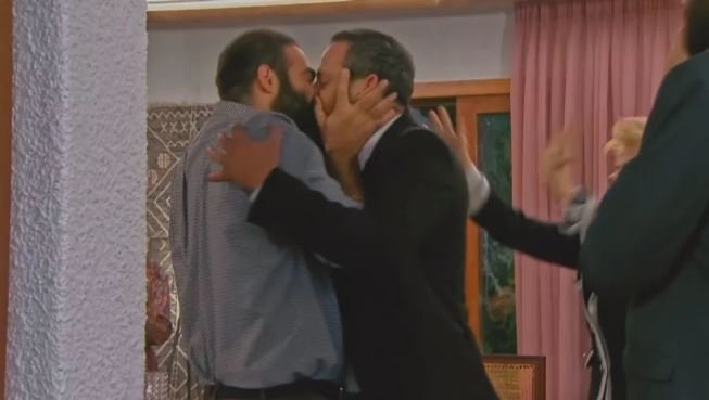 Γκέι φιλί-Τούρτα της Μαμάς