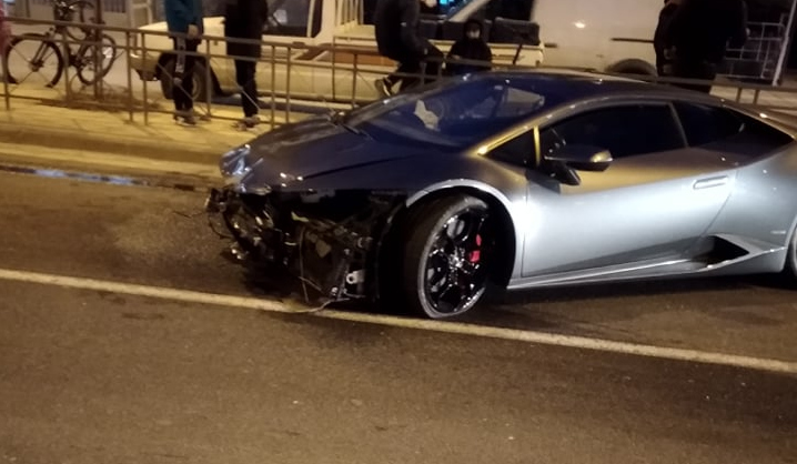Λάρισα: Lamborghini έγινε “σμπαράλια” έπειτα από τροχαίο – Σώος ο οδηγός – ΦΩΤΟ