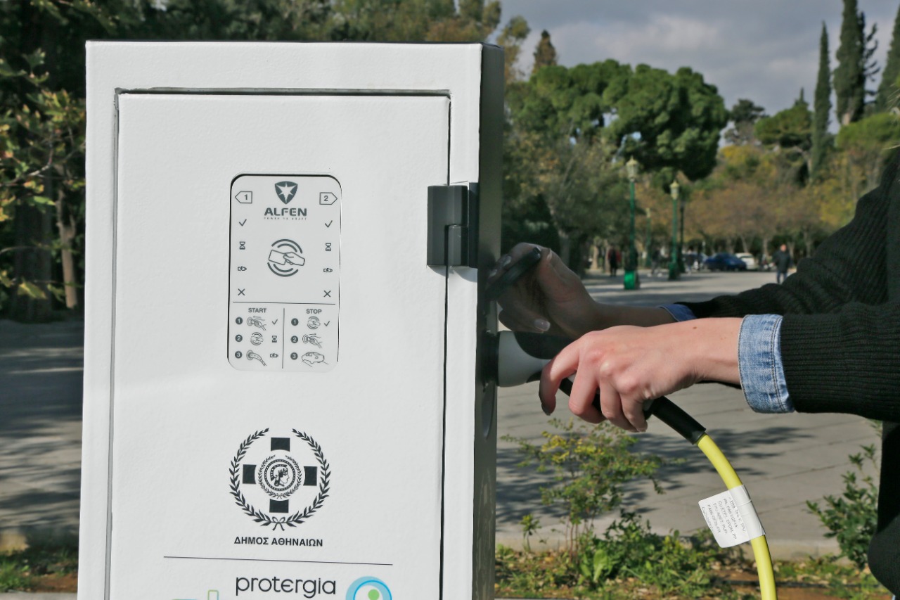 επαναφόρτιση ηλεκτρικό αυτοκίνητο