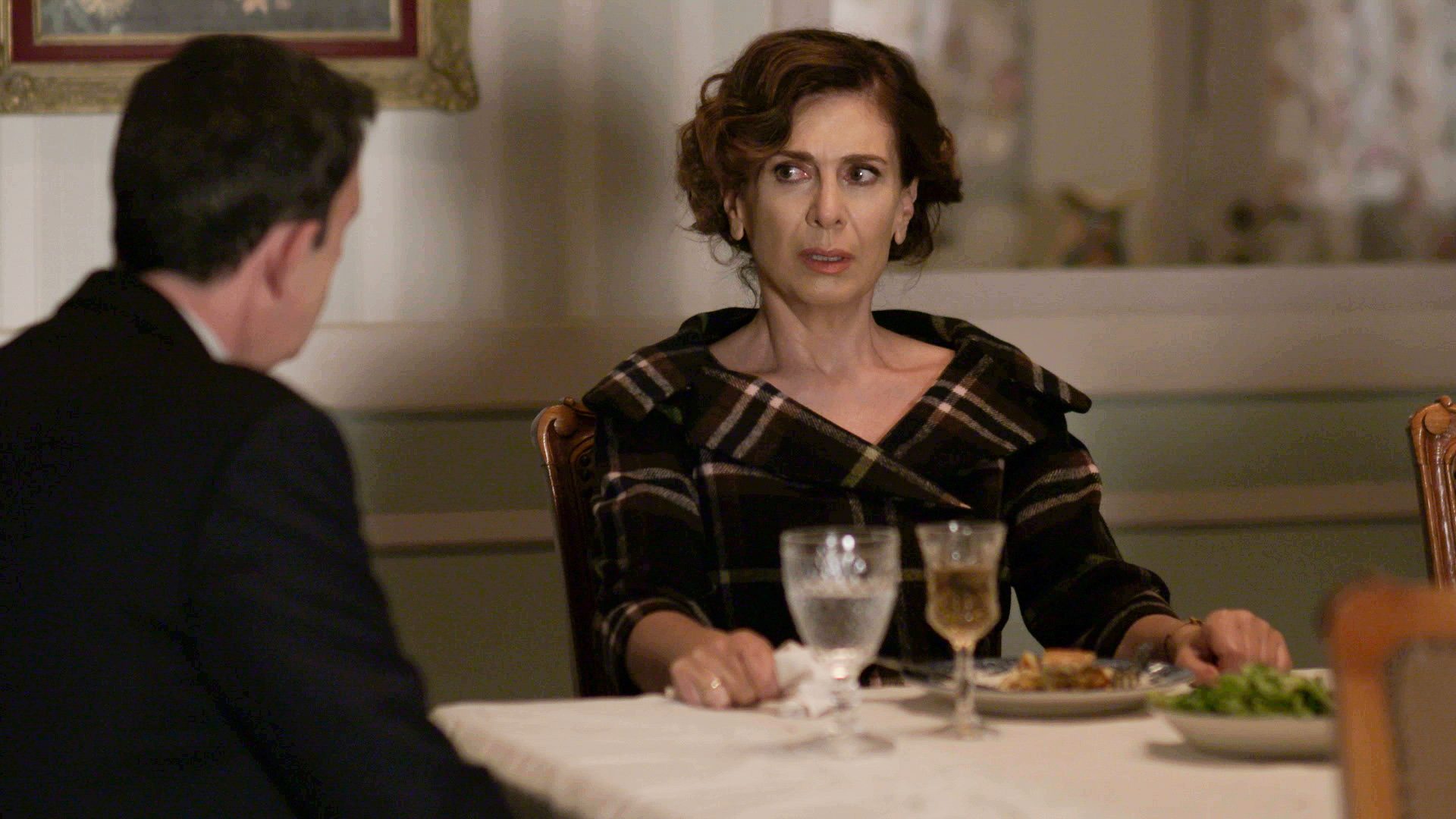 Άγριες Μέλισσες: Η Μυρσίνη δείχνει τα “δόντια” της