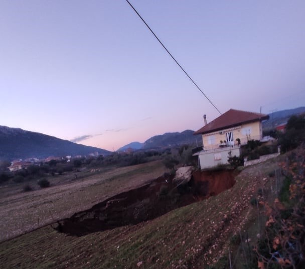 Εικόνες σοκ στο Αγρίνιο: Η γη άνοιξε και κυριολεκτικά καταπίνει σπίτι – ΦΩΤΟ