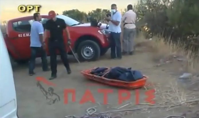 Στιγμιότυπο από την ανάσυρση του 23χρονου θύματος από την χαράδρα όπου είδαν θάψει τη σορό του.
