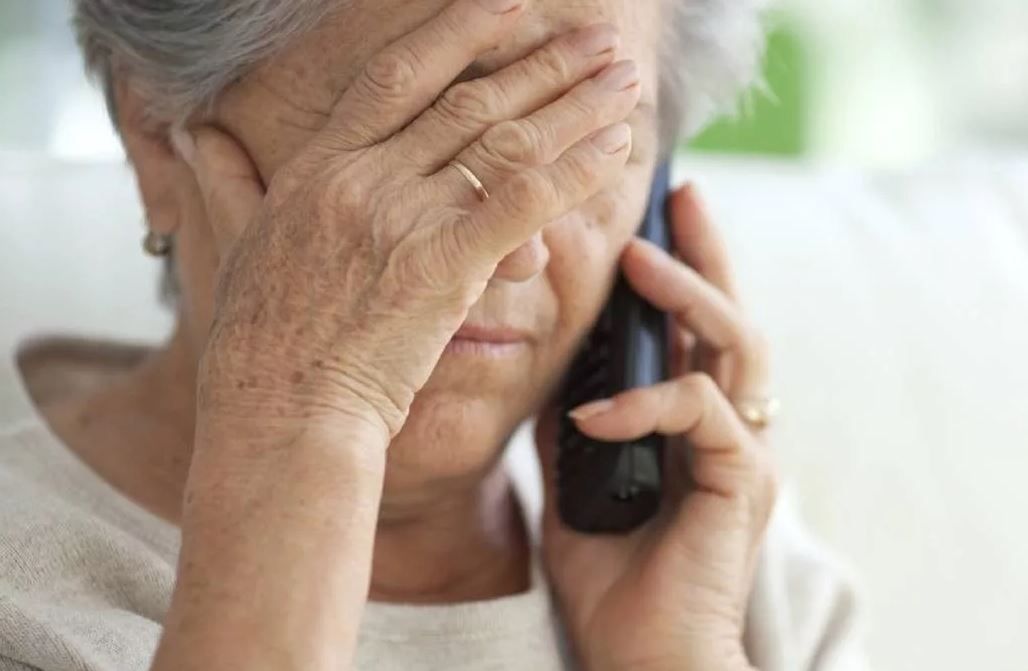 Απάτες: 68χρονη “γλέντησε” επιτήδειους που της τηλεφώνησαν για δήθεν τροχαίο – ΒΙΝΤΕΟ