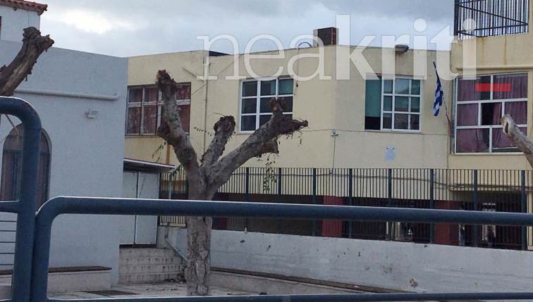 Απεγκλωβίστηκε άνδρας από ταράτσα σχολείου στα Δειλινά Ηρακλείου