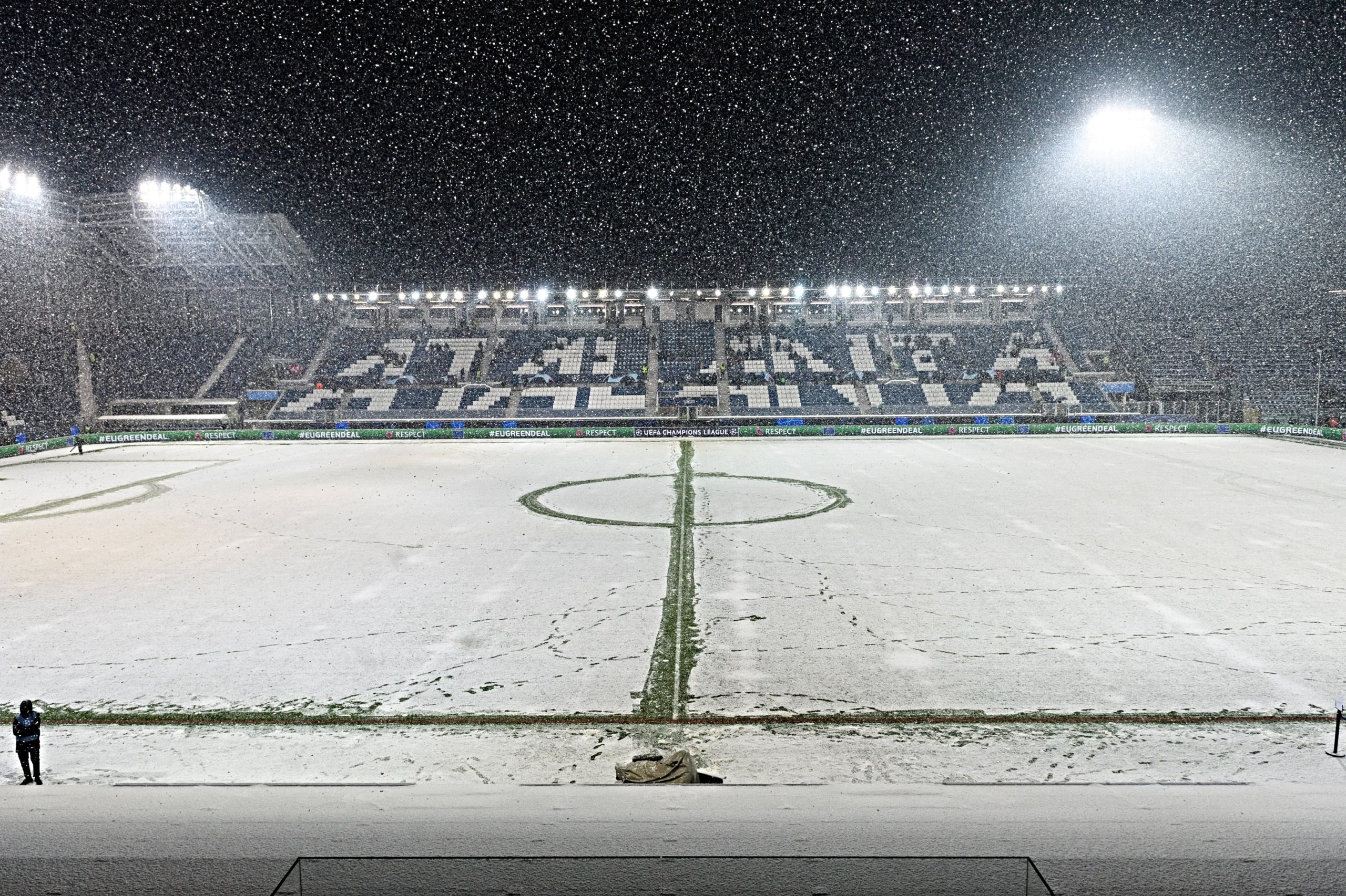 Champions League: Αναβλήθηκε λόγω χιονόπτωσης το Αταλάντα-Βιγιαρεάλ – ΦΩΤΟ